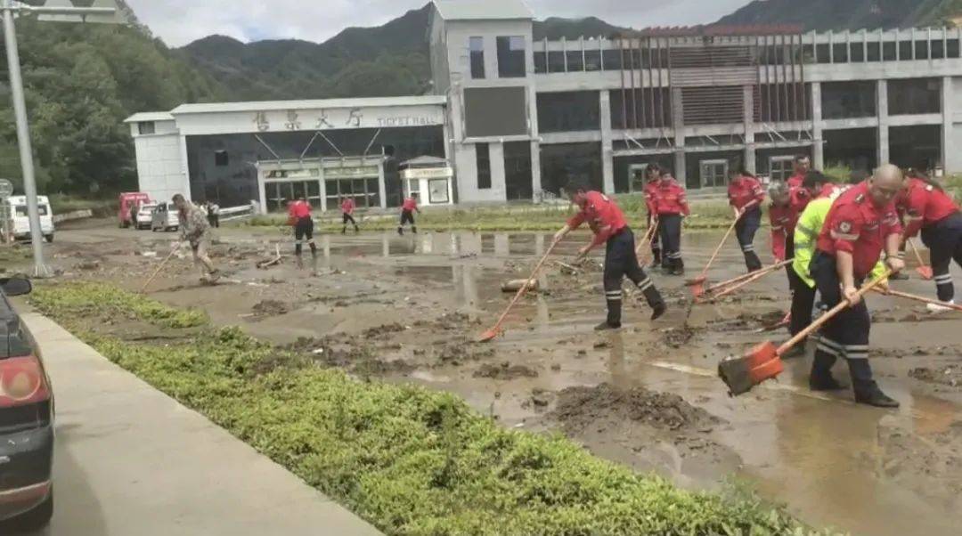 他的吻好甜:三四个小时下了200毫米！洛阳栾川、嵩县暴雨，多部门第一时间现场救援，800多名游客被疏散