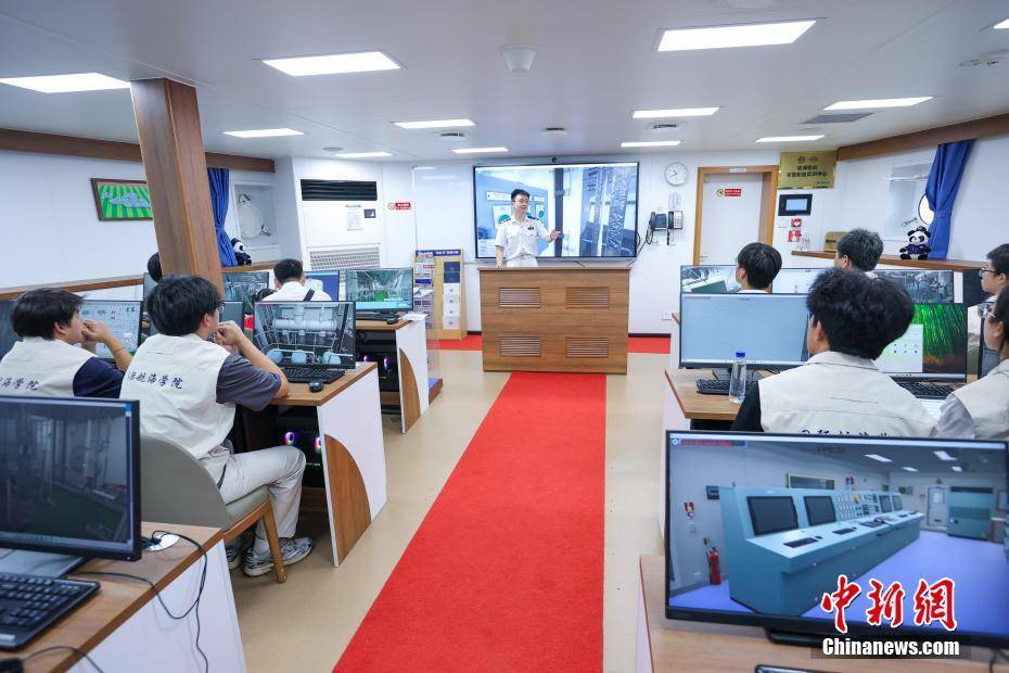 重生之女配复仇:全球首艘智能研究与教学实训两用船“新红专”轮在海口开放参观