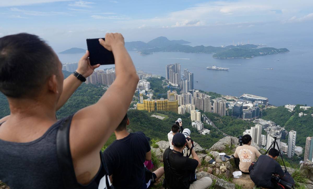 从结婚开始 琦琦:香港市民登顶拍摄山东舰到港盛况