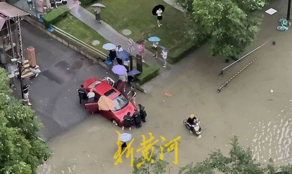 智蕙人生:成都暴雨冲上热搜，部分高架道路水势较深，有小区因降雨停水