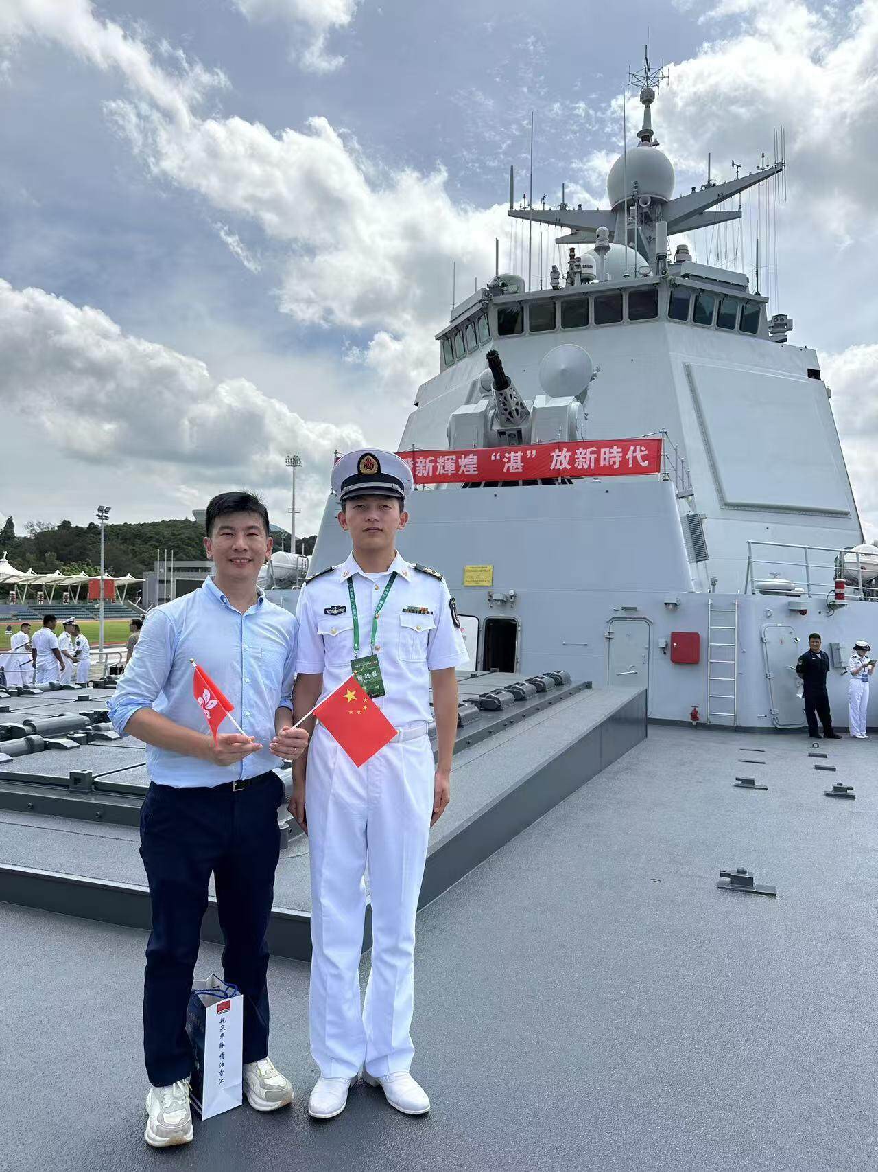 以沫情深深几许:【暂缺视频】【视频】香港回归祖国28周年，航母“山东舰”编队访港引社会各界热议