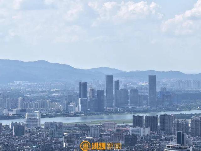 深情沦陷:网友拍到南昌梅岭与百公里外的庐山同框？专业人员：可以的