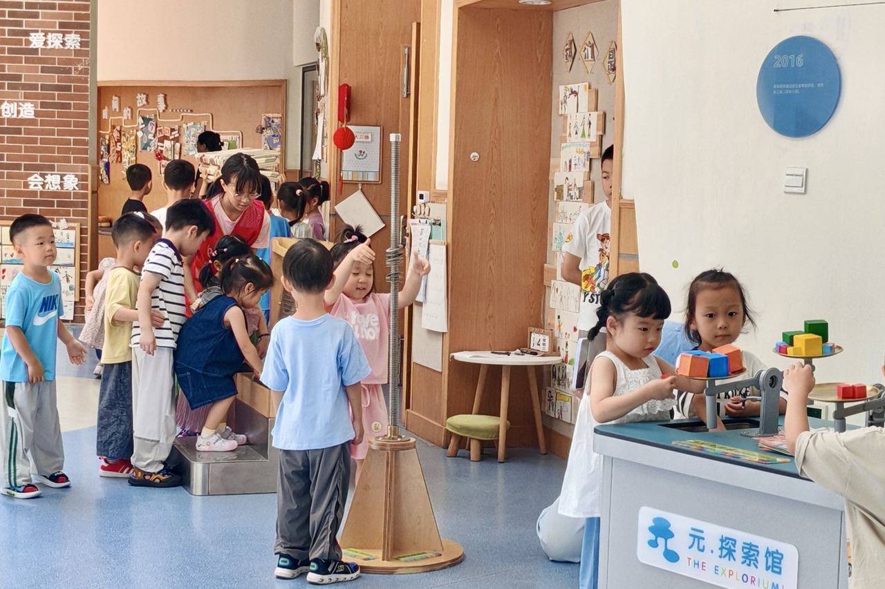 “元·探索”大巴驶入社区：孩子们探索光影与重力的秘密