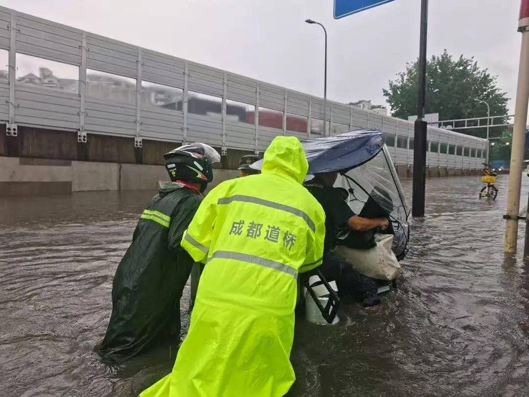 古灵精探同人之荣华富贵:暴雨致部分桥梁积水 成都市道桥监管中心启动防汛Ⅲ级应急响应