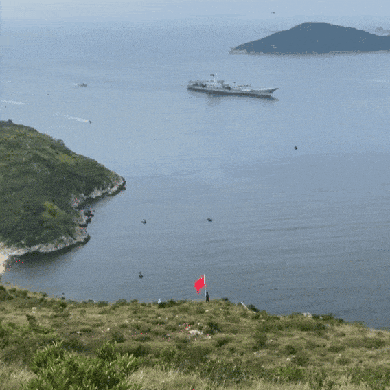 在航母编队必经之路挥舞国旗的香港“挥旗哥”找到了！