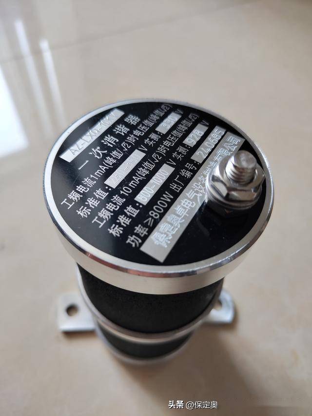 不同角度看lxq一次消谐器