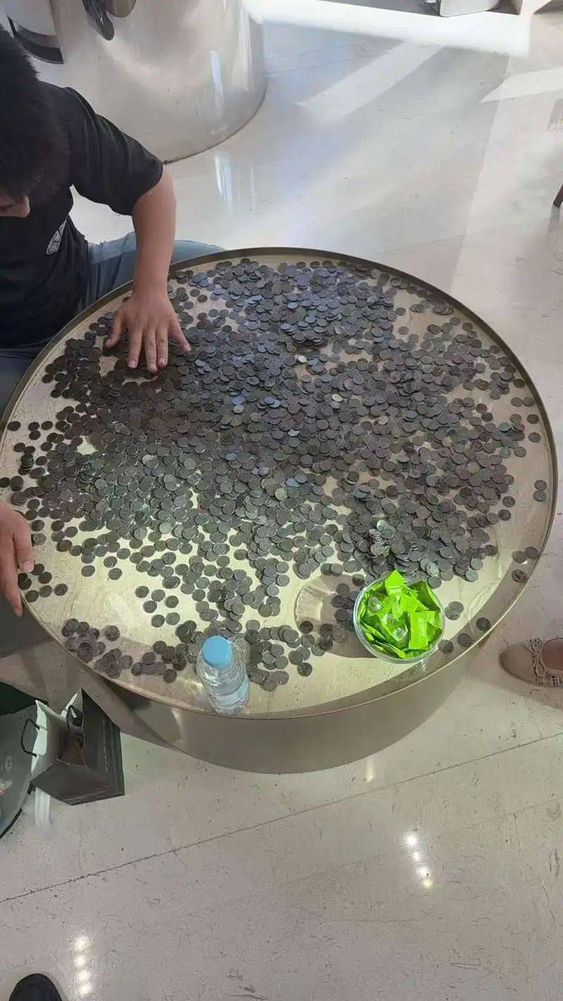 140斤硬币存银行遭拒，“拒收”是防洗钱最恰当的方式吗？_搜狐网