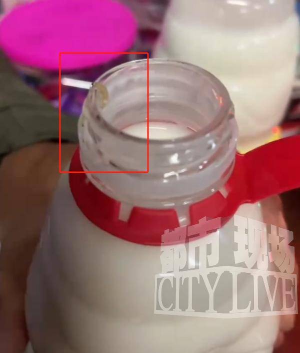 “开盖后发现有蛆，再开一瓶，还是有蛆…”娃哈哈回应→