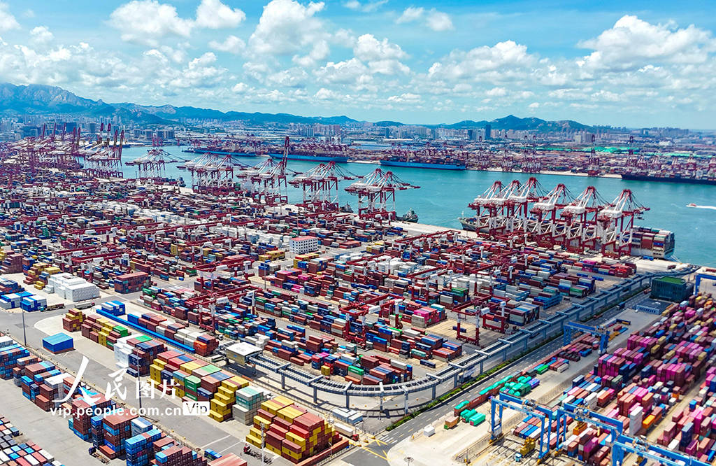 今年1-6月份,山东港口青岛港新增集装箱航线11条,国际中转通道6条,海