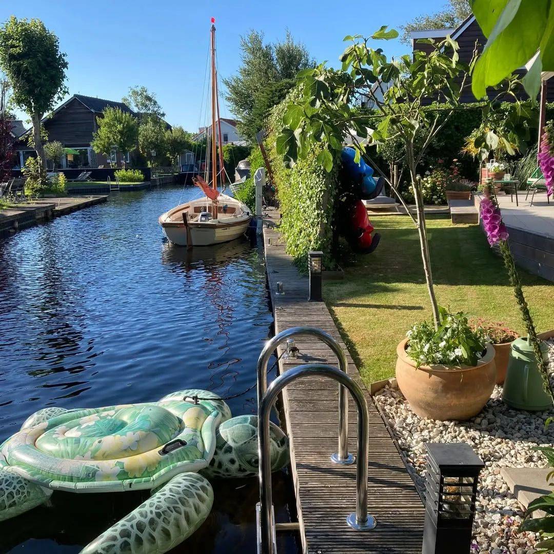 荷兰这个水上小镇,把「临水而居」打造成了社恐天堂!