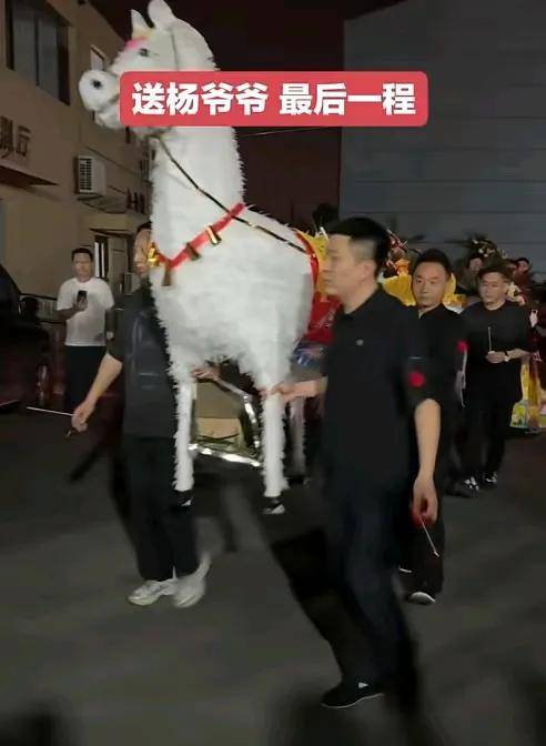 “老五婶”梦真现身公爹灵堂，没磕头只站着鞠躬，大花臂管事抢眼