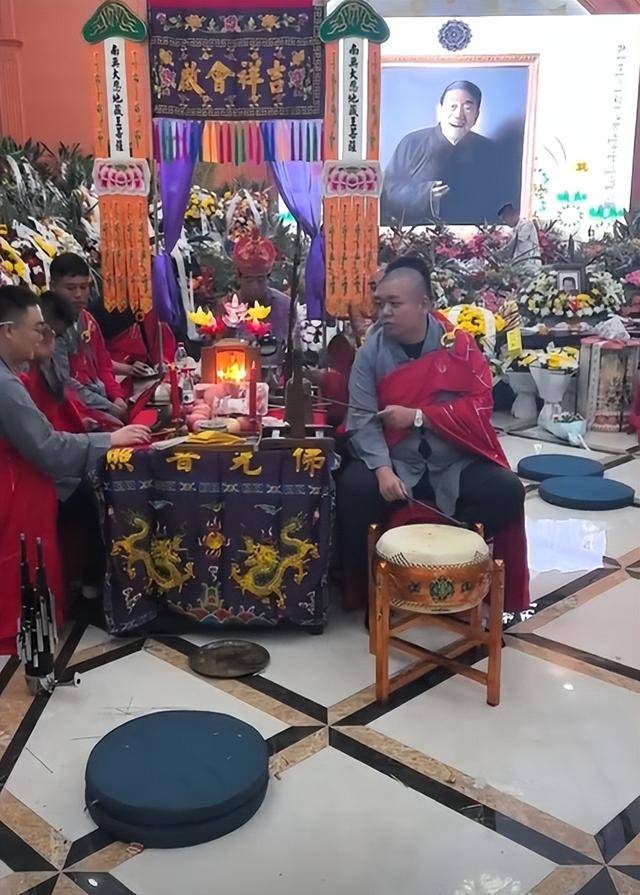 赵本山给杨少华送花圈，落款老师引争议，灵堂成修罗场，杨议哭晕