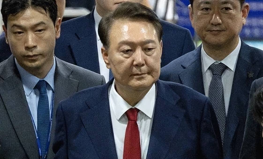 历任中最小！尹锡悦牢房面积仅6.6平方米，洗澡要去公共浴池；换上卡其色囚服 -华闻时空