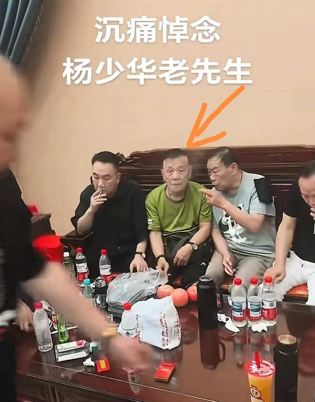 “老五婶”梦真现身公爹灵堂，没磕头只站着鞠躬，大花臂管事抢眼