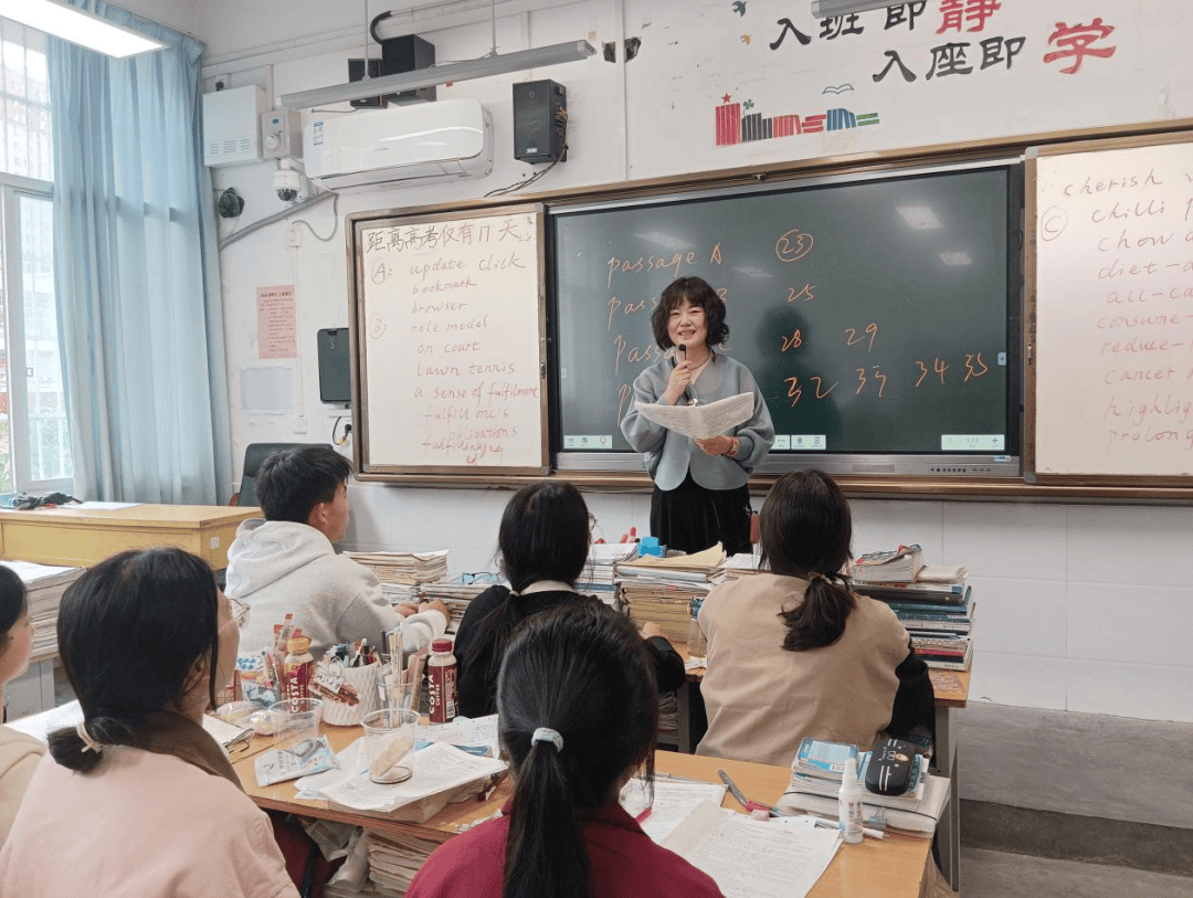 硕果累累,点亮学子未来镇巴中学本科上线率从2022年的94%升至98%,一本