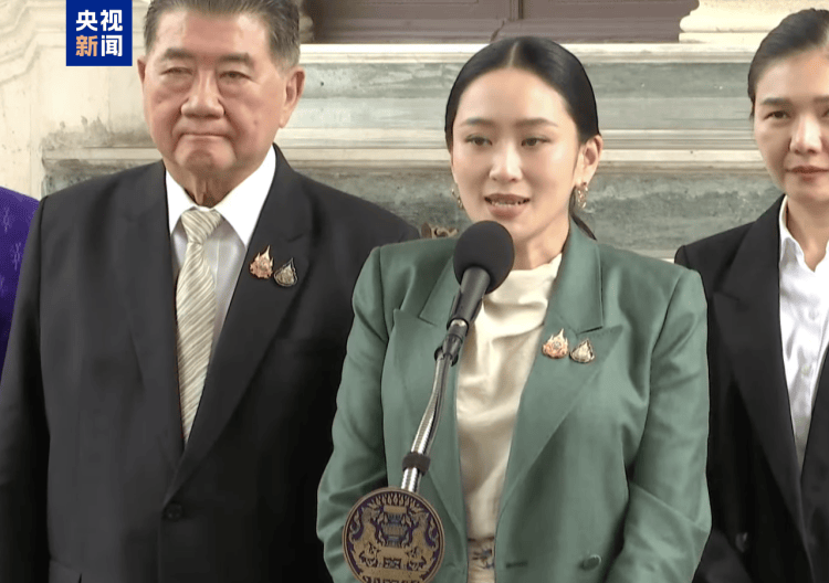 泰国成立专案组调查前总理佩通坦争议通话事件-华闻时空