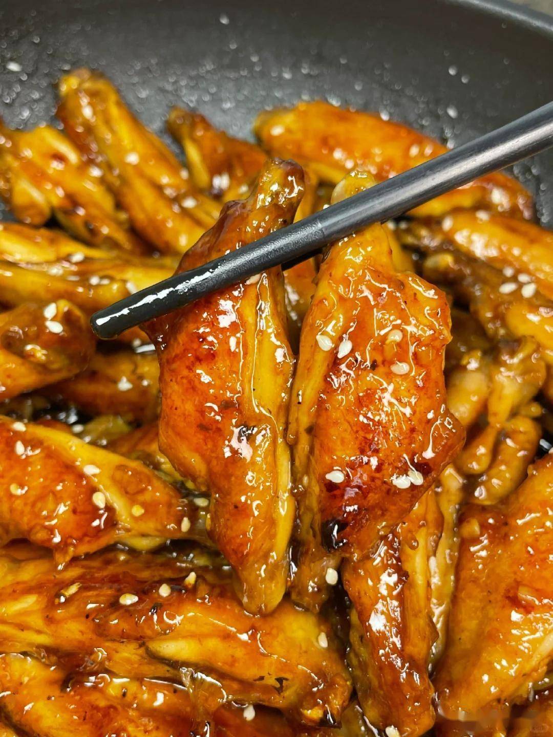 在家常菜的世界里,"可乐鸡翅"几乎是绕不开的存在.简单