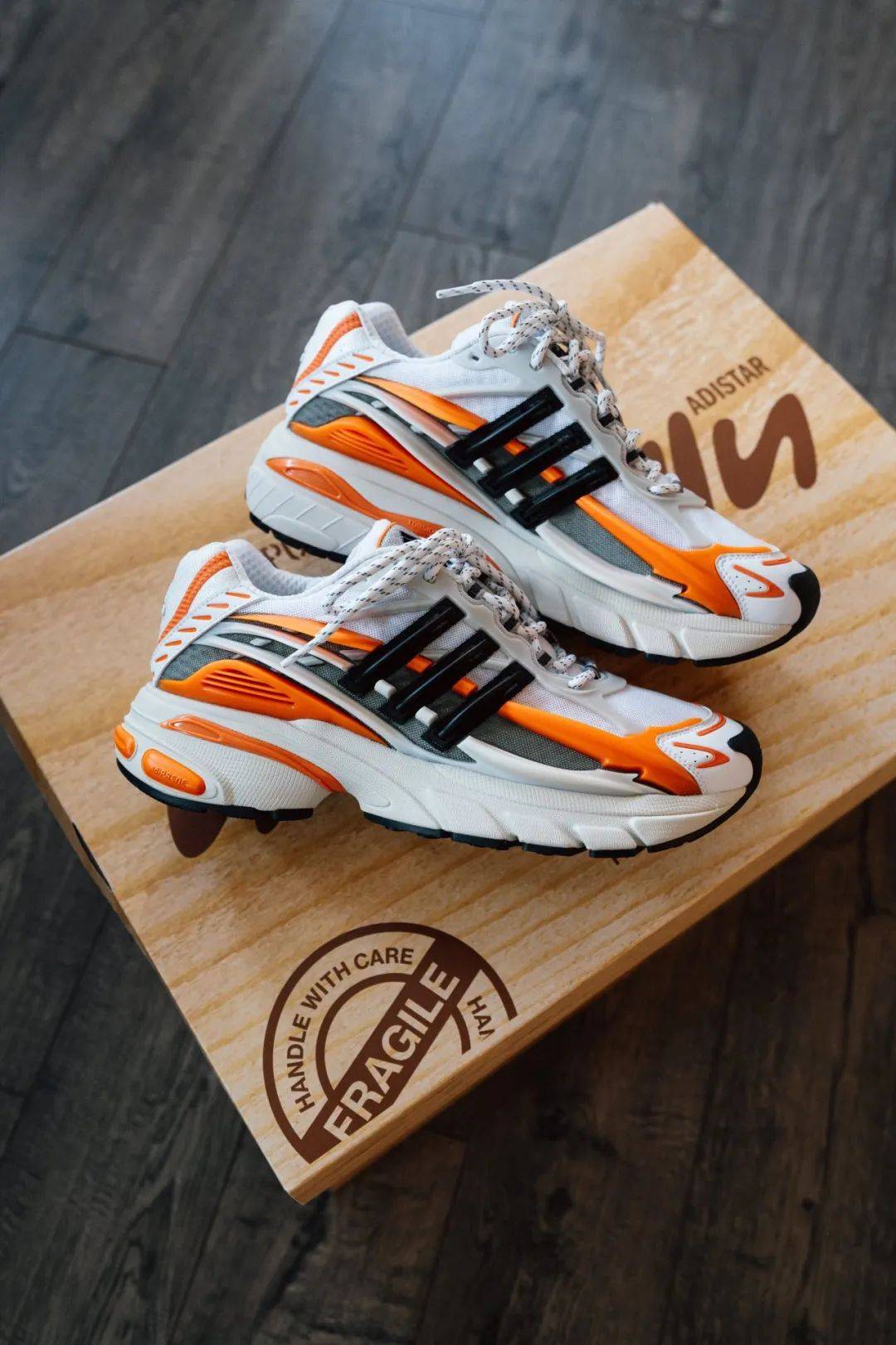 菲董x 阿迪“水母鞋”发售日确认，连鞋盒和包装都是定制设计！_搜狐网