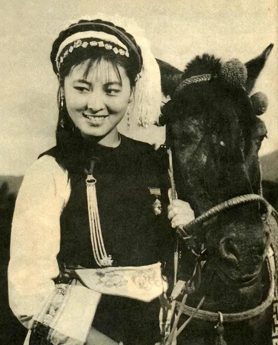年轻时的杨丽坤美得像落入凡间的女神有一种让人心动的感觉