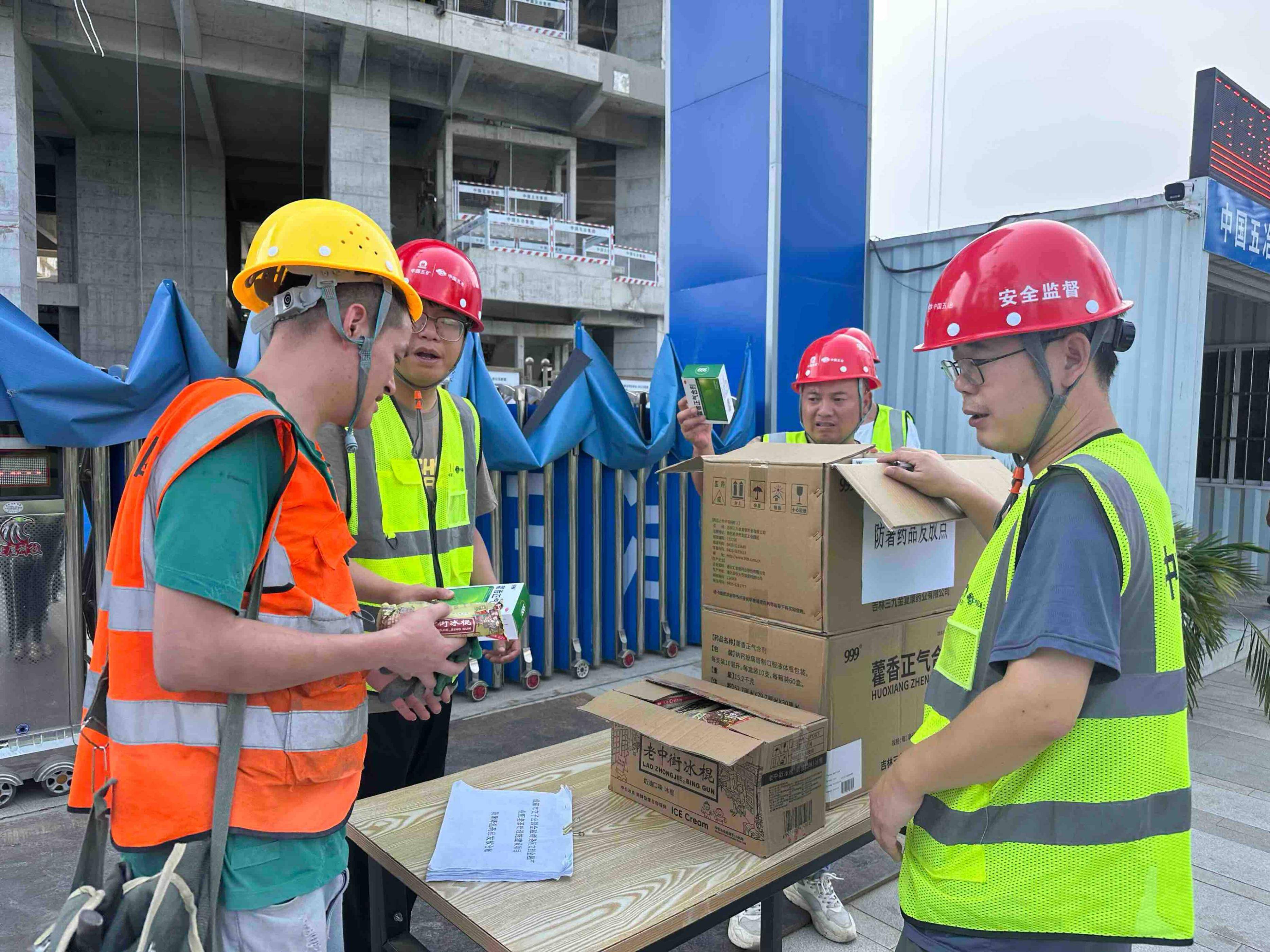 连日高温,建筑工地一线工人健康是否得到保障?记者进行实地探访