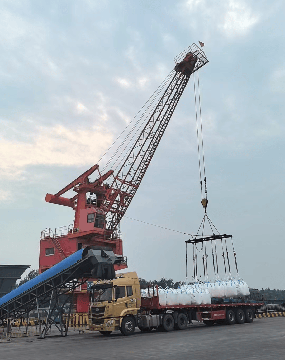 一是加快港航基础设施建设提升,保障煤炭,化工品等重点物资的水路运输