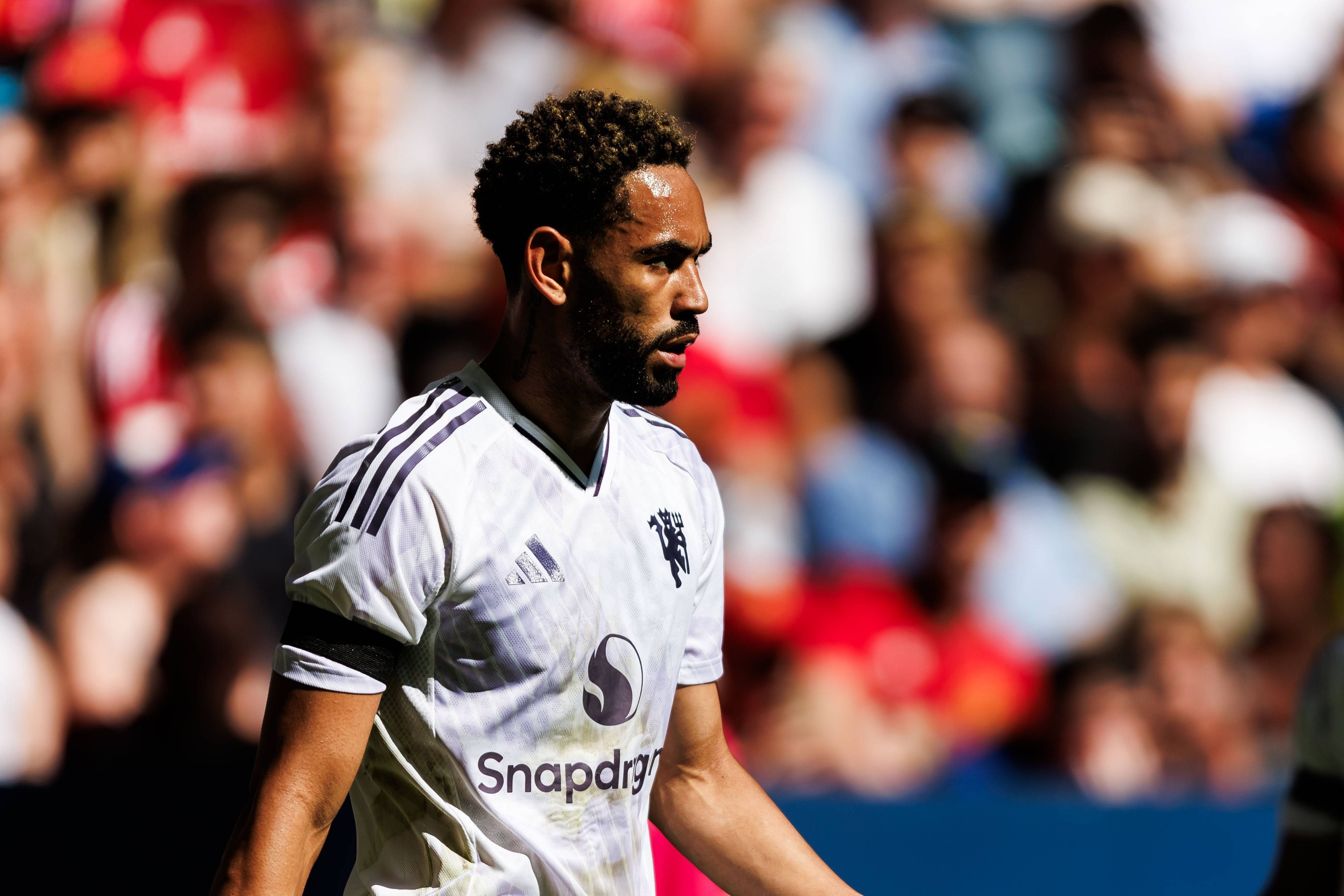 狼王!电讯报:库尼亚严肃要求卢克-肖加快传球,展现出独特气质