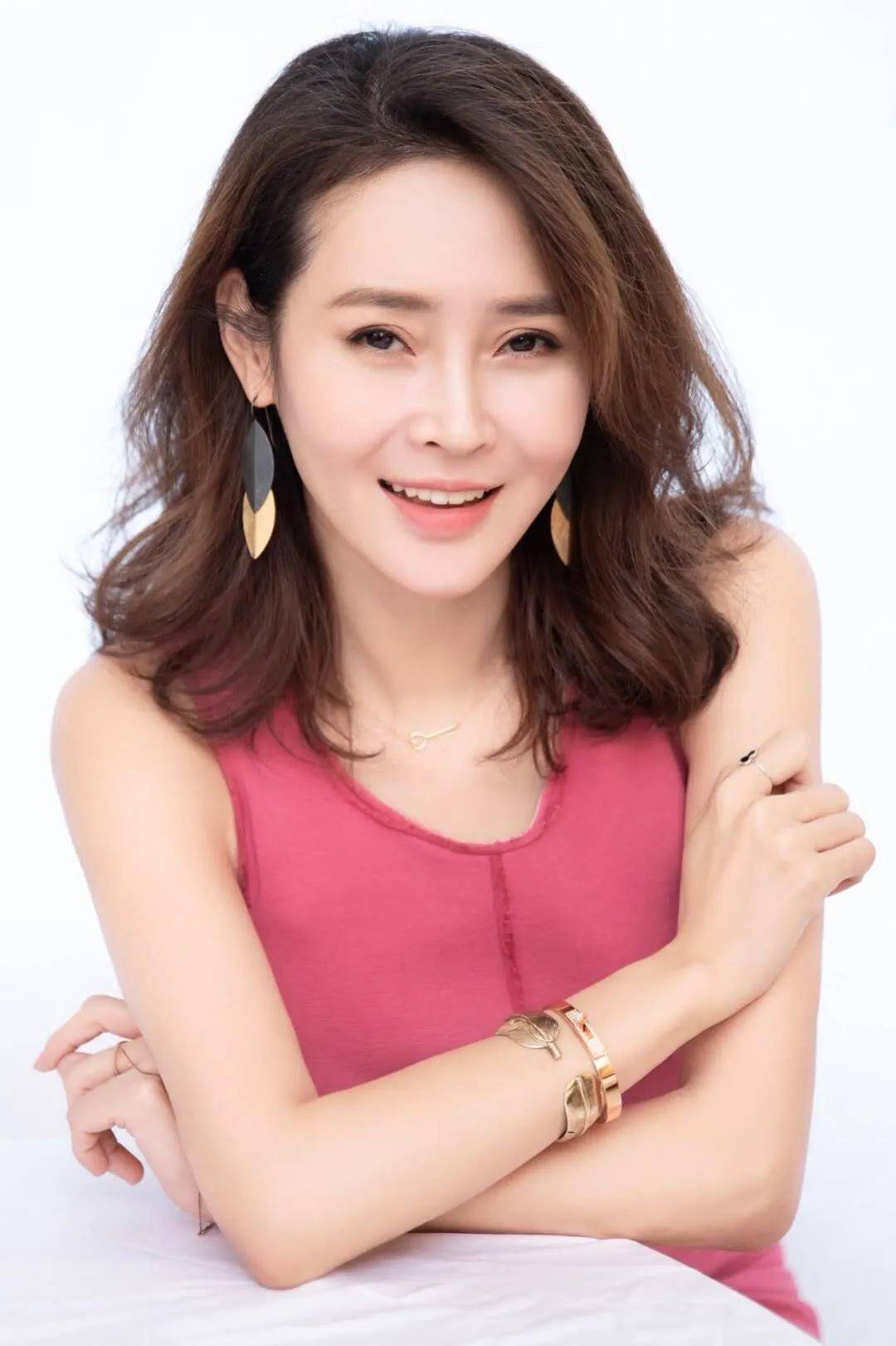 演员于明加:结婚15年只生孩子不做饭,丈夫一家人把她宠成宝