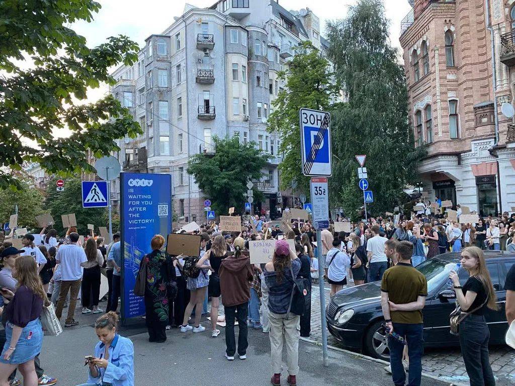 冲突后首次,乌多地爆发大规模反泽连斯基政府抗议