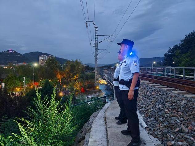 洪峰过境险情急 铁路公安筑防线