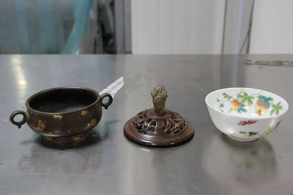 快件暗藏香炉、瓷碗！大连海关查获3件违规出境文物