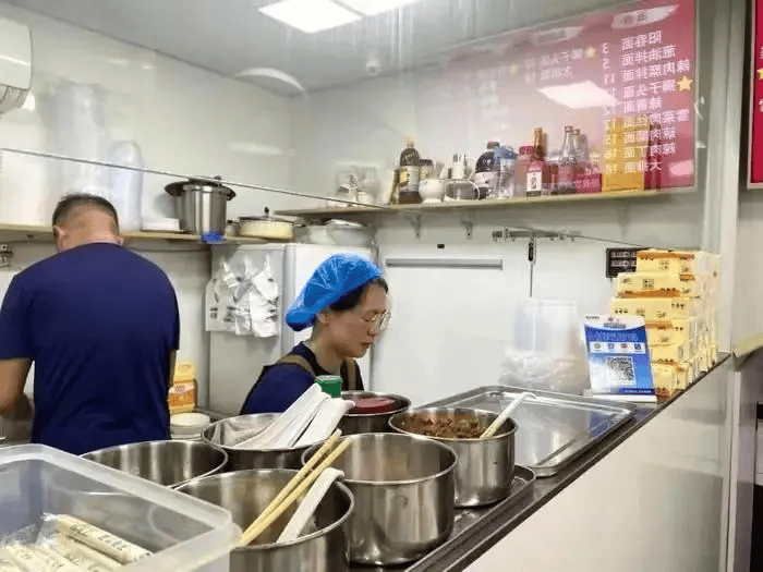 上海3元面馆因“茅台论杯卖”爆火，店主：流量让我身心俱疲，已下架茅台