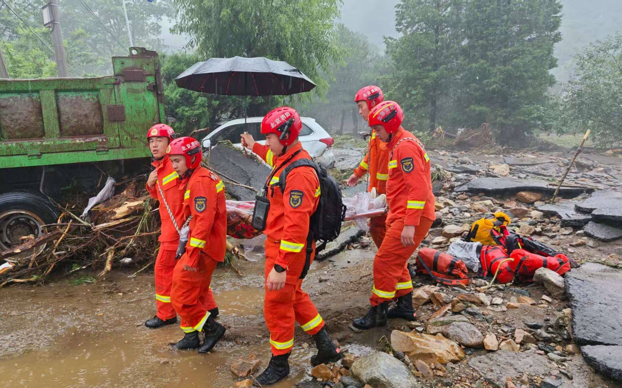 驰援密云抗洪救灾,顺义区消防救援支队18小时不眠不休