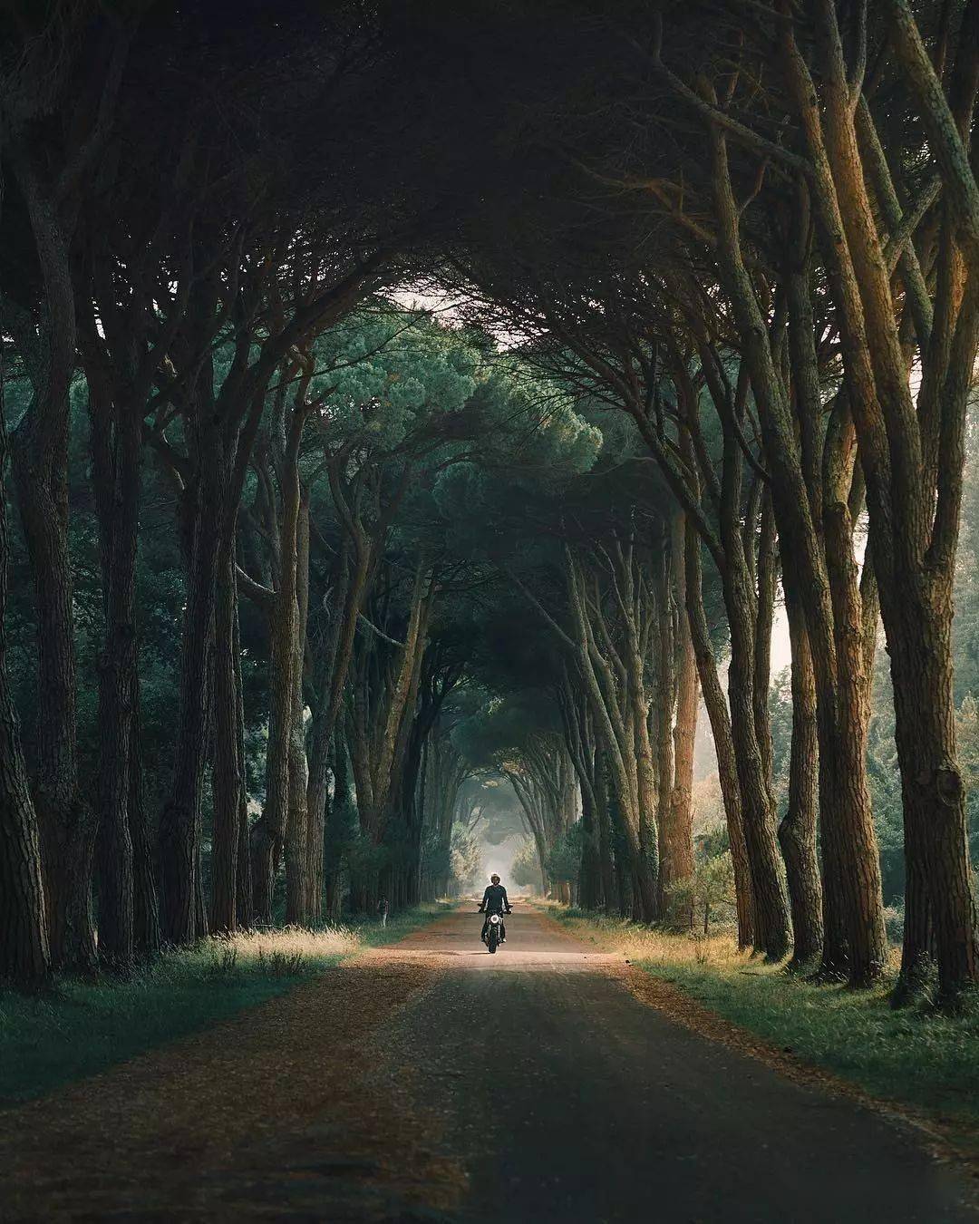 这些惊艳的风光大片背后,有一位这样的摄影师