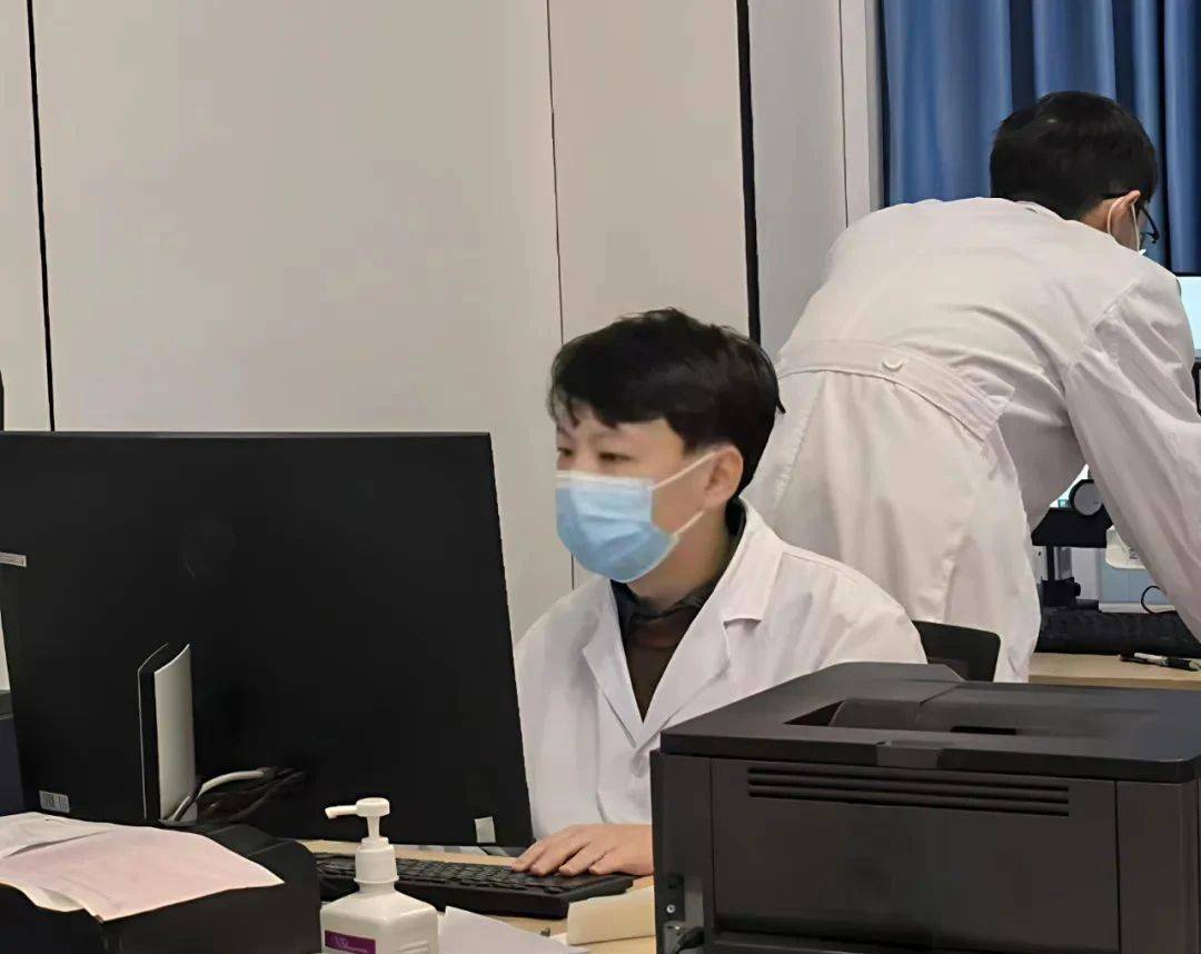 武汉大学医学生飞机上救人，学校发文表扬被网友质疑忽略风险，当事同学：不后悔不后怕