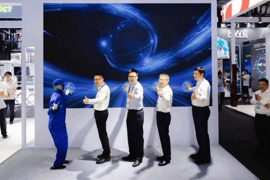 上海电气发布首款自研人形机器人“溯元” 双臂机器人“灵柯”亮相