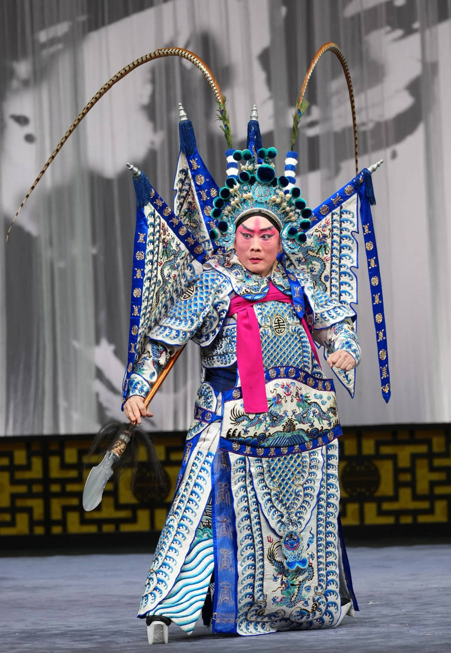 "前一晚,"菊坛第一大武生"奚中路还在舞台上扎大靠,第二天一早就来到"