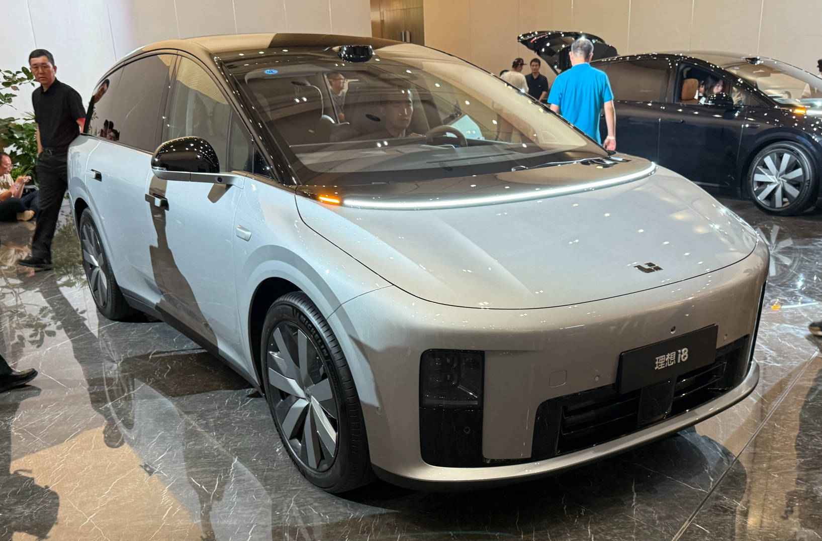 理想汽车纯电“二番战”！i8起售价32.18万元，美股股价盘前上涨，“小MEGA”有戏了？_搜狐网