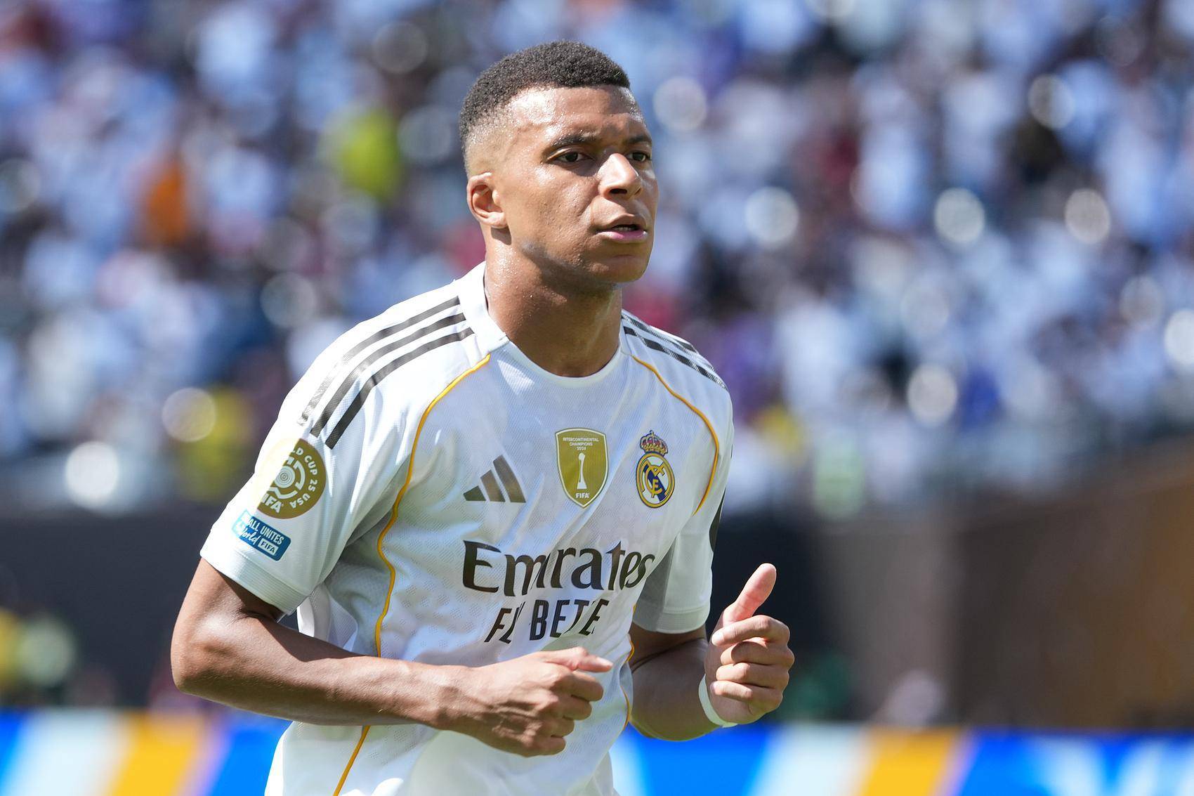 西超杯卫冕失利！姆巴佩皇马生涯4连跪巴萨，19次夺冠机会错失成魔咒