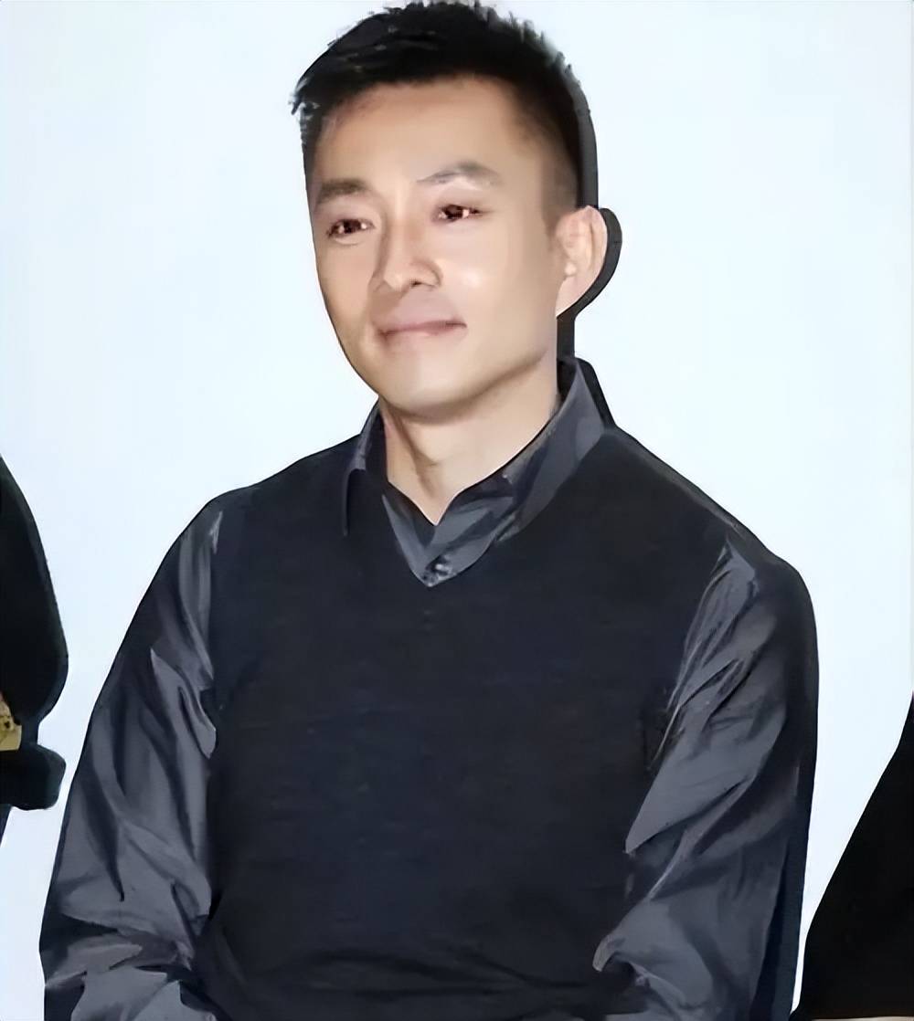 他曾是央视王牌男主持人,创造《同一首歌》,如今56岁满头白发