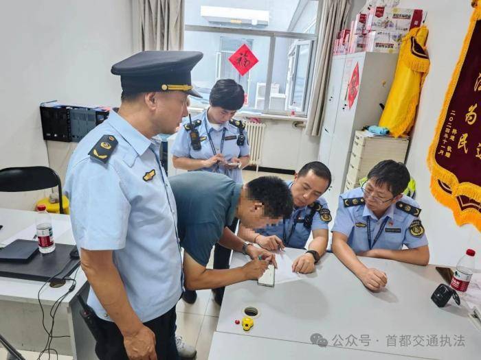 北京警方通报“研学游黑大巴侧翻”：致7名学生和2名老师受伤