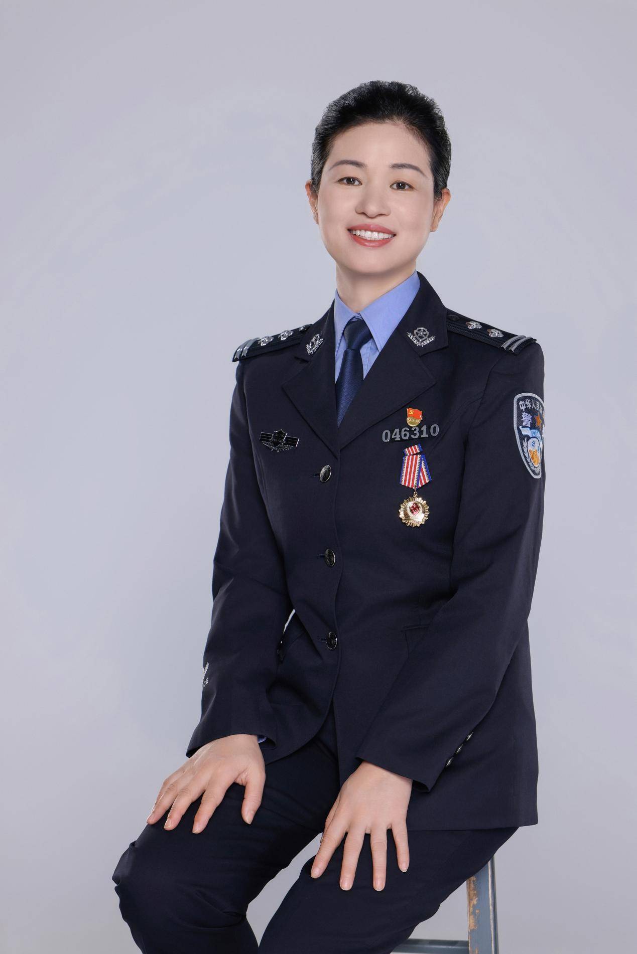 16年军旅生涯,她曾是部队医院的护士长;转业后,她又穿上警服,成为宝山