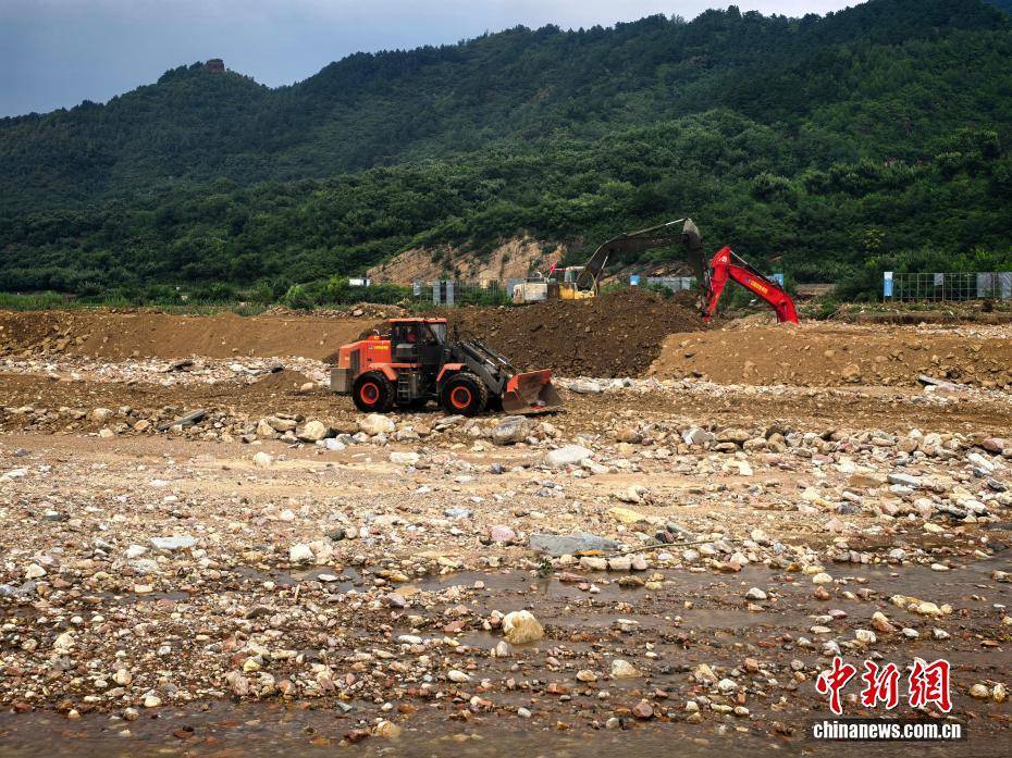 234国道北京密云与河北兴隆交界处水毁路段加紧抢修中