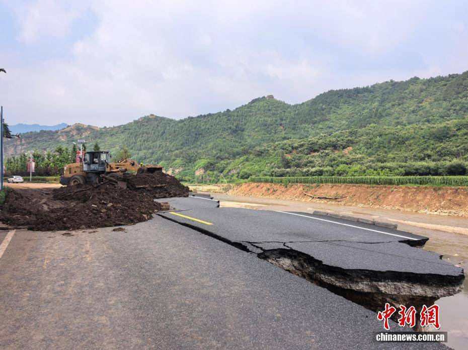 234国道北京密云与河北兴隆交界处水毁路段加紧抢修中