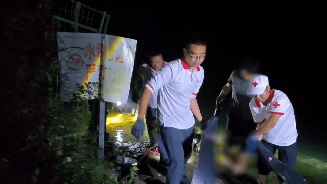 南宁一男子潜水捕鱼被竹根缠绕，搜救队找到时已无生命迹象