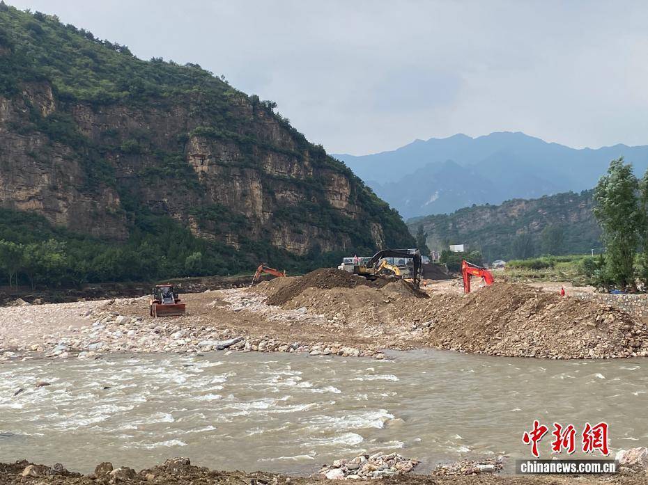234国道北京密云与河北兴隆交界处水毁路段加紧抢修中