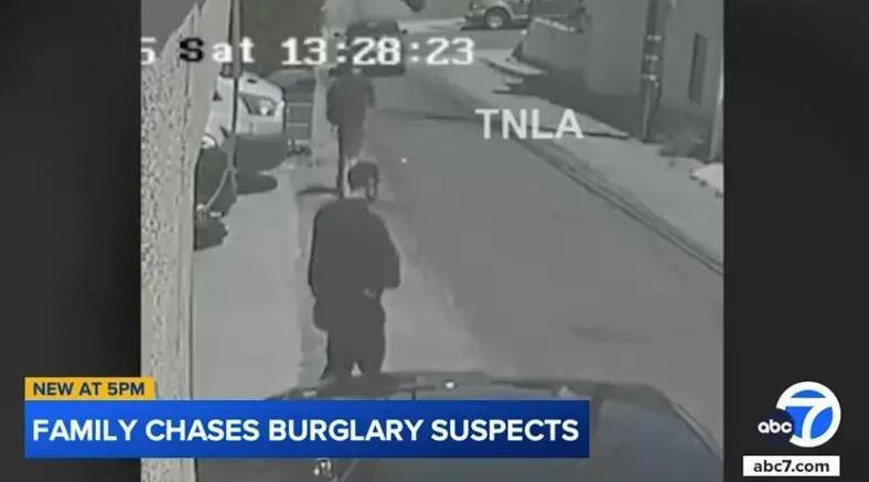 美国一妈妈发现家中遭盗窃，徒手砸碎小偷车窗