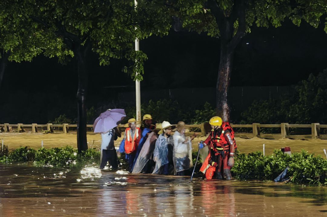 暴雨袭击，肇庆多地被淹，这些身影挺身而出→