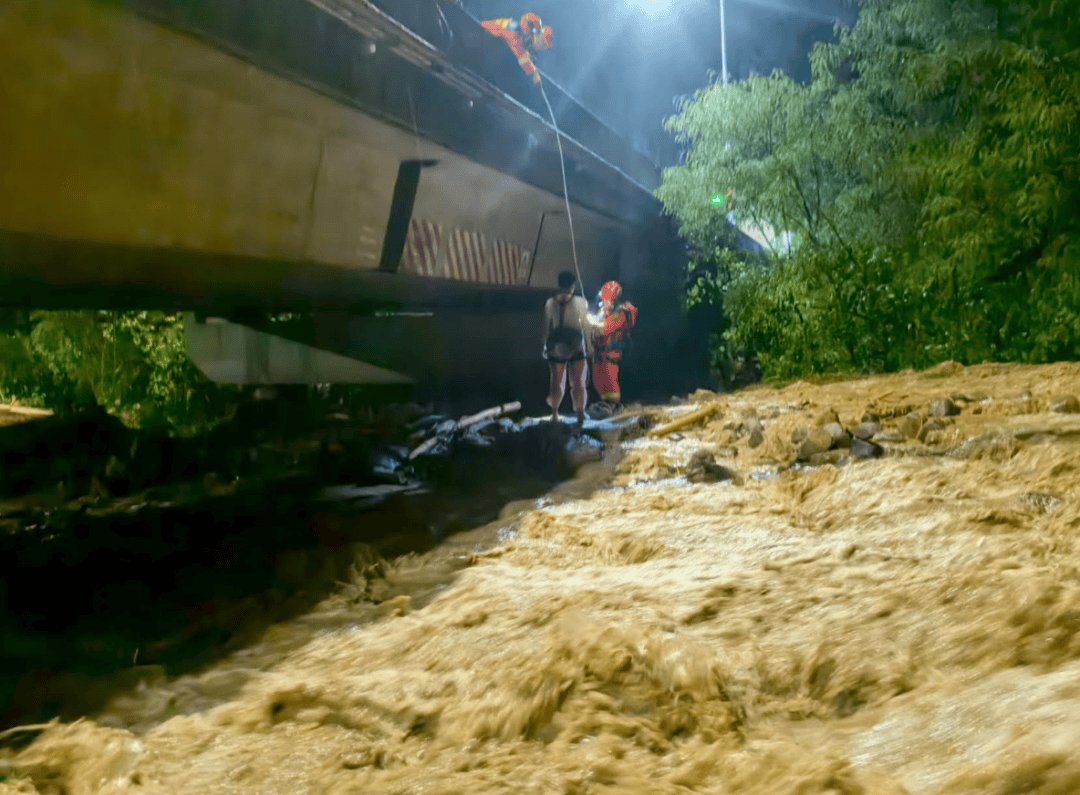 暴雨袭击，肇庆多地被淹，这些身影挺身而出→
