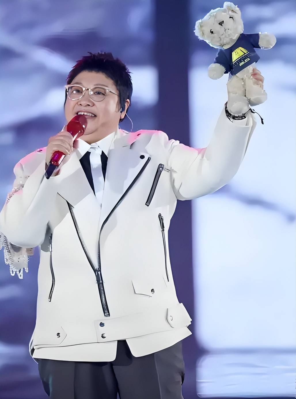 53岁韩红至今未婚,"藏了"26年的儿子韩厚厚,也走上了公益之路