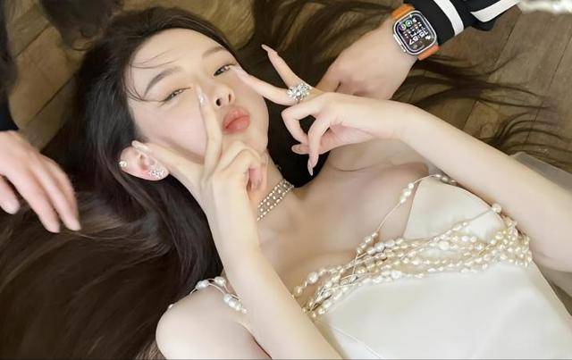 46岁冯绍峰深夜被拍新恋情，小19岁中戏才女神似赵丽颖，网友质疑是替身
